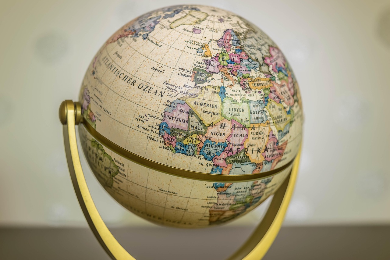 Global Economic Spotlight: China's AI Investment Boom and U.S. Trade Tensions 2025